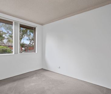 Conveniently Located Modern Apartment - Photo 3