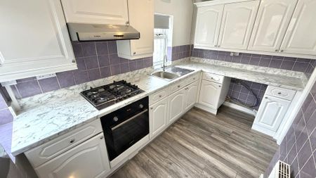 3 bedroom semi-detached house to rent - Photo 2