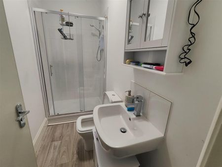 1 bedroom in a house share to rent - Photo 3