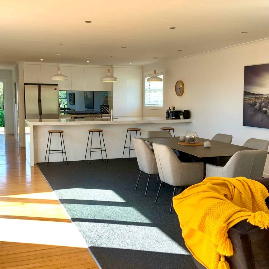 Beautifully renovated fully furnished spacious family home in Prime Location! - Photo 1