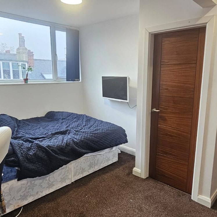 6 Bed - 14 Ash Road, Headingley, Leeds - LS6 3HD - Student - Photo 1