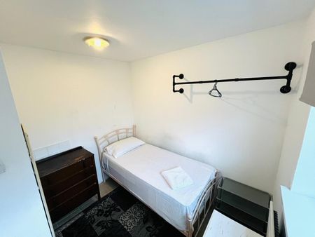 Room in a Shared Flat, Woodland Terrace, SE7 - Photo 2