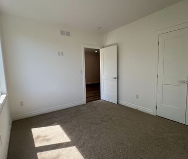 For Lease - 7532 Splendour Drive Unit# Main, Niagara Falls, Ontario - Photo 2