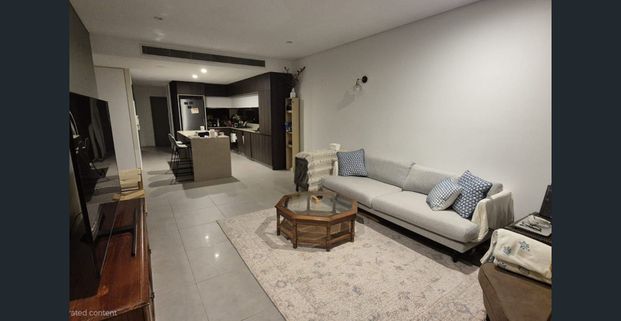 Smart Executive Living in the Heart of Lifestyle Central – Spacious, Fully Furnished Apartment - Photo 1