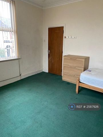 1 bedroom in a flat share to rent - Photo 5