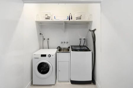 “DESIGNER ONE-BEDROOM APARTMENT - ALL BILLS INCLUDED (covers electricity, water and wireless internet). Simply pack your bags and settle in.” - Photo 4