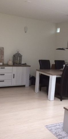 Te huur: ruim en net 2-kamer appartement aan de rand van de stad - Photo 1