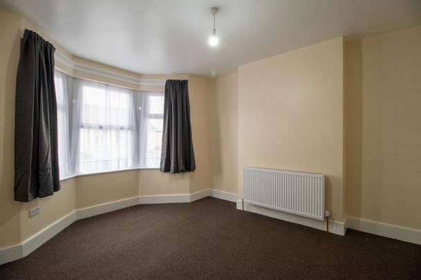 1 Bed Flat, Hickling Road, IG1 - Photo 1