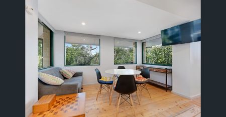 "Generous Studio Apartment in Boutique Block with WIFI Included" - Fully Furnished - Photo 2