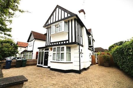 4 bedroom detached house to rent - Photo 2