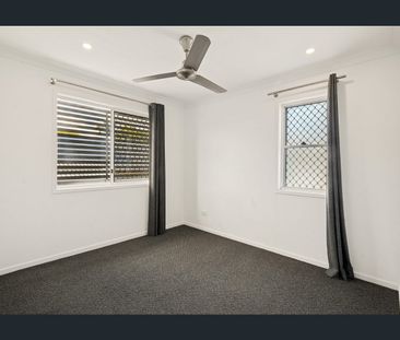 FREESTANDING MODERN TOWNHOUSE IN SMALL NUNDAH COMPLEX - Photo 4