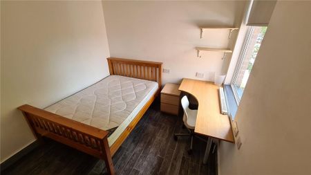 8 bedroom terraced house to rent - Photo 2