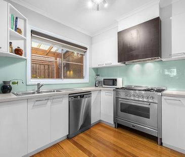 Elevated Georgian Town Home Nestled In Court Location! - Photo 4