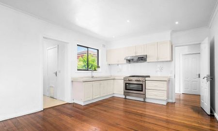 INVITING SPACE IN PRIME POSITION - Photo 4
