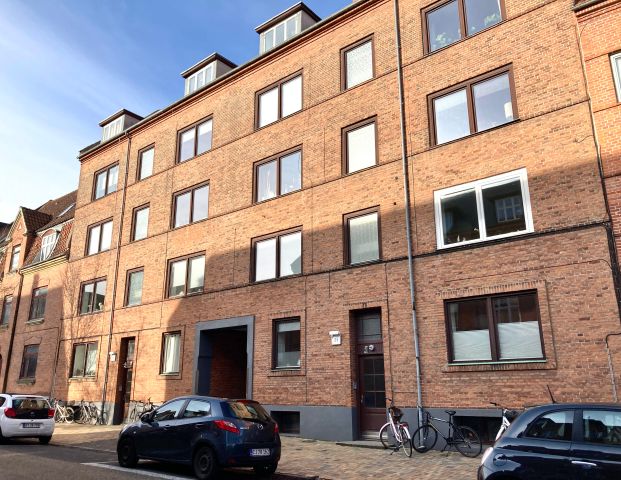 Indbydende lejlighed med altan i centralt Odense C - Foto 1