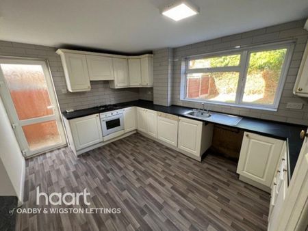 3 bedroom detached house to rent - Photo 5