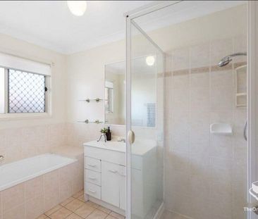 Beautifully Presented 3-Bedroom Family Home in Prime Runcorn Location - Photo 2