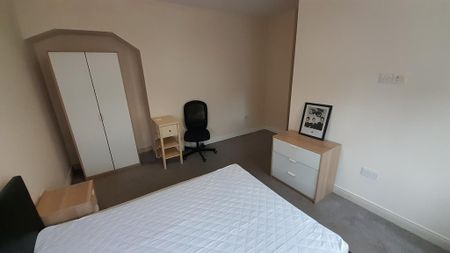 1 bedroom in a house share to rent - Photo 2