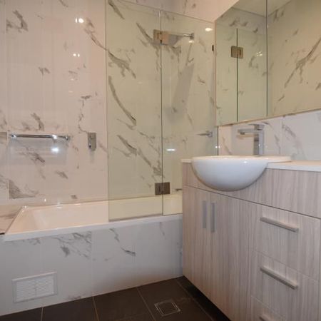 NEAR NEW 1 BEDROOM APARTMENT IN THE HEART OF MAROUBRA JUNCTION - Photo 4