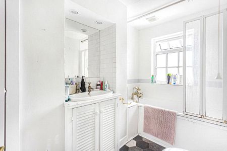 Harvest Road, Englefield Green, Egham, Surrey, TW20 0QS - Photo 5