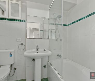 Sunny apartment with parking - Photo 6