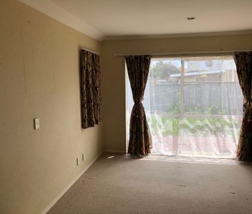 5 Bedroom Home in Flat Bush - Photo 2