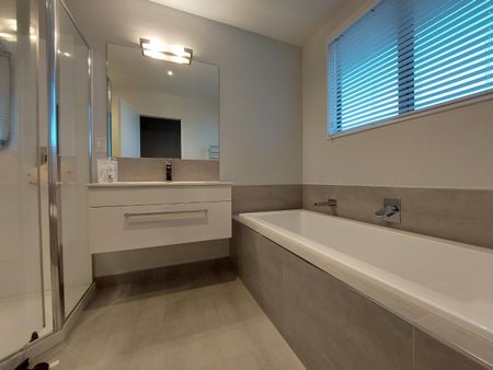 Spacious family Home in Millwater - Photo 4