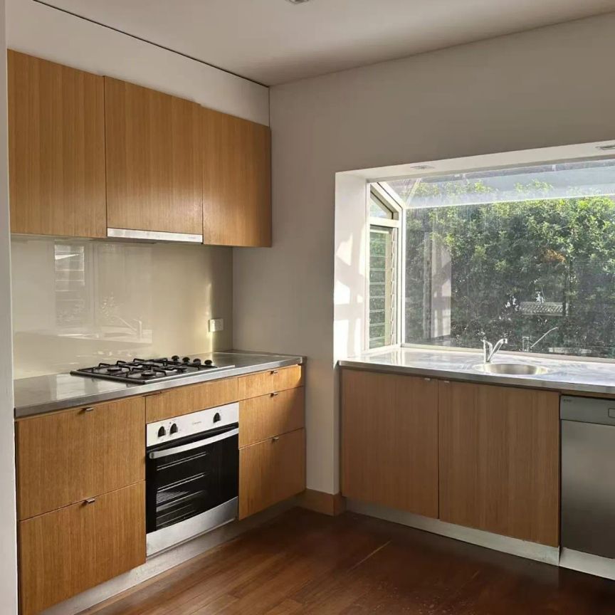 Upper Level 2 Bedrooms in Parkside! - Photo 1