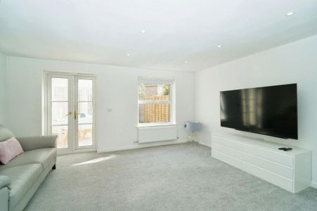 3 bedroom semi-detached house to rent - Photo 2