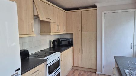 3 bedroom semi-detached house to rent - Photo 4