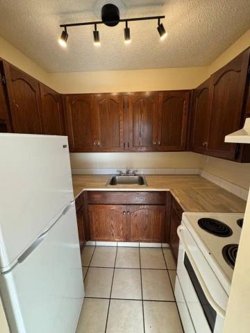 Lovely, Bright & Clean 1 Bedroom Condo (RP023) — Lovely, Bright & Clean 1 Bedroom Condo (RP023) - Photo 4