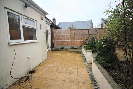 Garratt Road, Edgware, HA8 - Photo 3