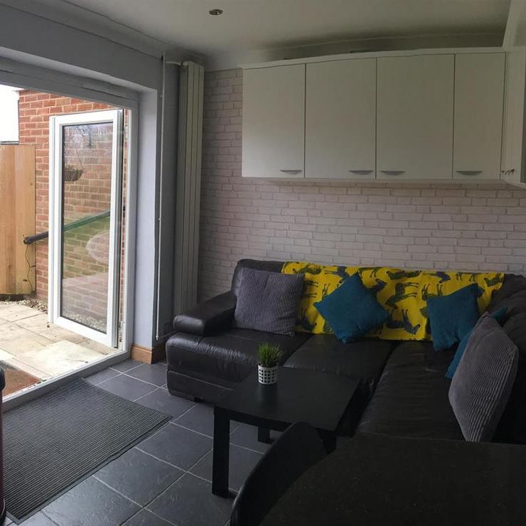 1 bedroom in a house share to rent - Photo 1