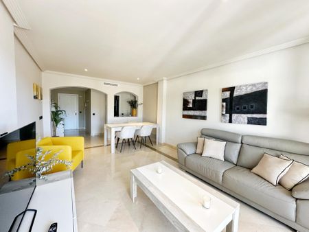 Apartamento planta baja en alquiler en Los Arqueros, Benahavis - Photo 3