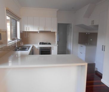 Stylish, Low-Maintenance Living in a Prime Preston Location - Photo 4
