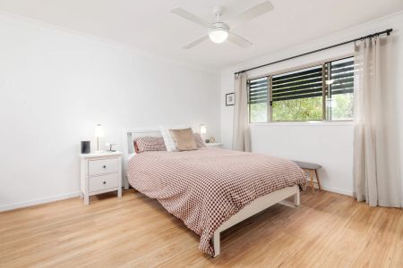 Stylish, 3 Bedroom Spacious Townhouse in sought after North Lakes. - Photo 3