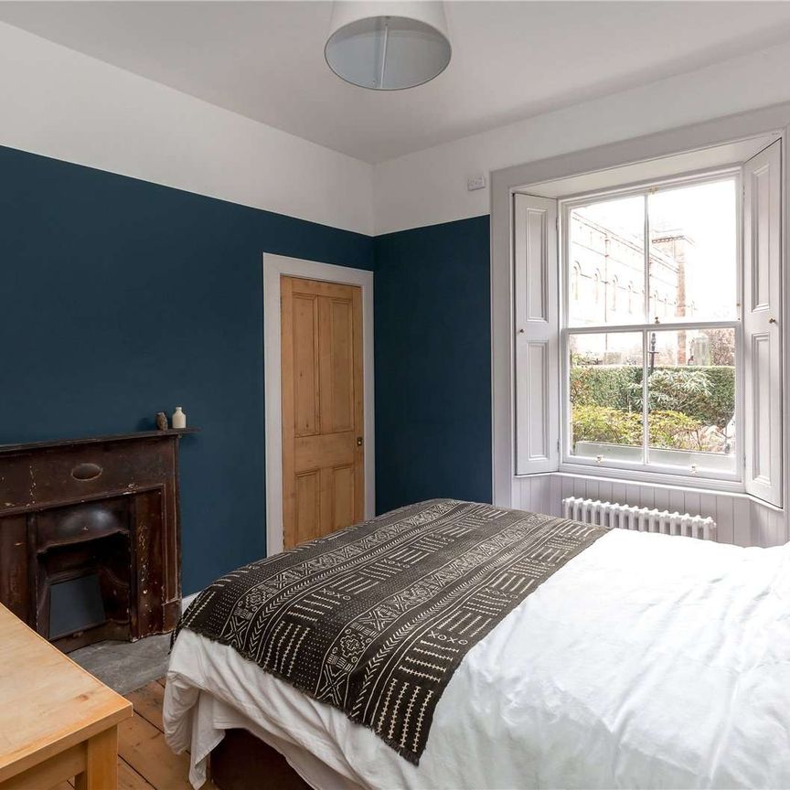 A gorgeous main door one bedroom Victorian ground floor Colony flat, boasting a mix of period and contemporary design. - Photo 1