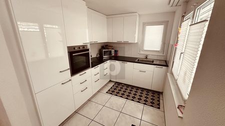 LIGHT-FLOODED, SUNNY WITH GARDEN - Photo 4