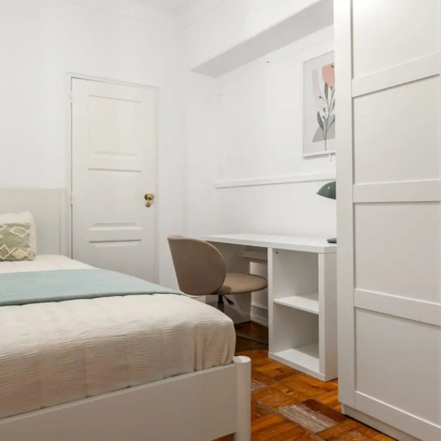 Room in a shared 5-bedroom apartment for rent in Lisbon. - Photo 1
