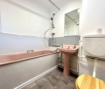 Studio To Let - Photo 1