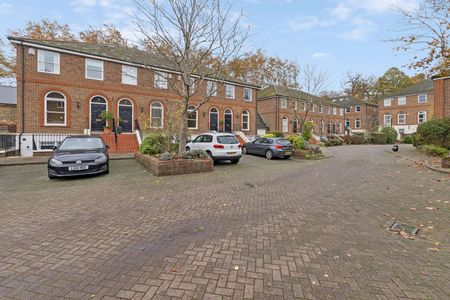 Five bedroom town house located in a popular gated development backing directly onto Richmond Park - Photo 5