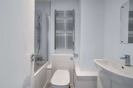 A newly refurbished two bedroom apartment in a convenient City location - Photo 2