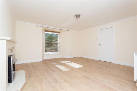 3 bedroom flat to rent - Photo 4