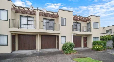 Private and spacious 3-Bedroom Townhouse in Te Atatū Peninsula - Photo 4