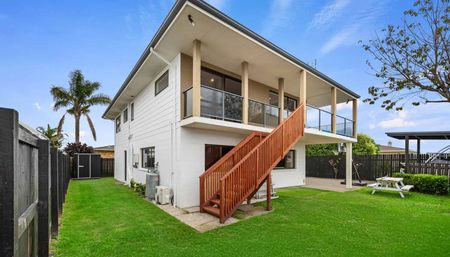 Elevated Family Living with Views - Private & Spacious - Photo 5