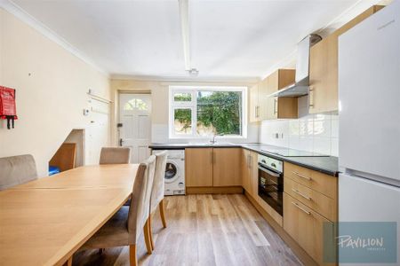 1 bedroom in a house share to rent - Photo 2