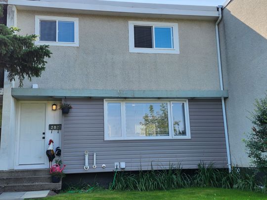 Stunning 4-Bed, 3 Bath Townhouse! - Photo 1