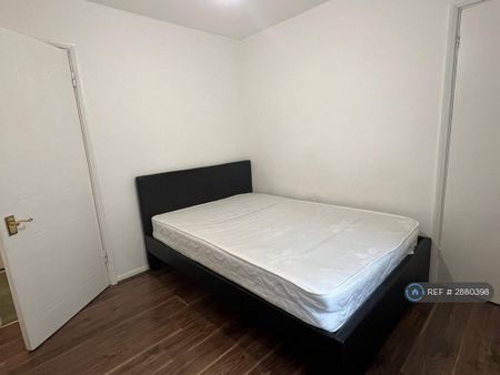 3 bedroom flat to rent - Photo 4