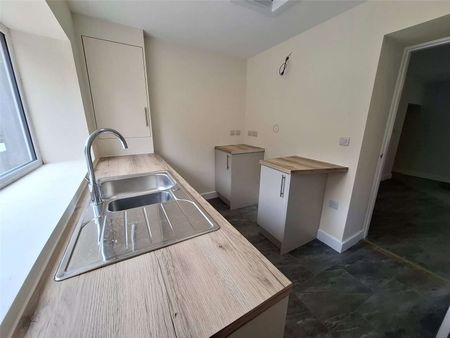Characterful three-bedroom semi-detached home, recently renovated throughout while retaining its period charm. - Photo 5