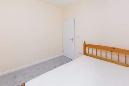 1 bedroom flat in Winton - Photo 2